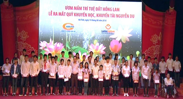 Tặng quà khuyến học cho các em học sinh vượt khó học giỏi.