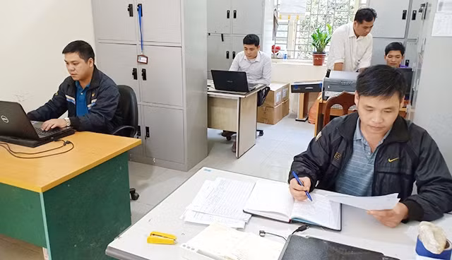 Xã Nhạn Môn, huyện Pác Nặm có 100% cán bộ là người dân tộc thiểu số. Trong ảnh: Cán bộ UBND xã trong giờ làm việc.