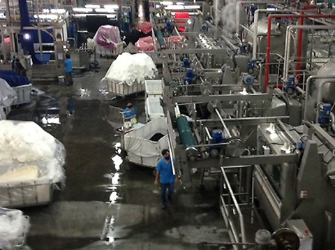 Tăng trưởng kinh tế phụ thuộc vào nguồn vốn đầu tư nước ngoài là một trong những nguyên nhân thúc đẩy nền kinh tế mắc bẫy thu nhập trung bình. Trong ảnh: Dây chuyền sản xuất tại một doanh nghiệp FDI (