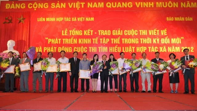 Các tác giả nhận giải Cuộc thi viết về "Phát triển kinh tế tập thể trong thời kỳ đổi mới". (Ảnh: ĐĂNG KHOA).