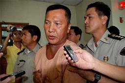 Cảnh sát dẫn giải Võ Văn Đức <br>ra khỏi toà án.