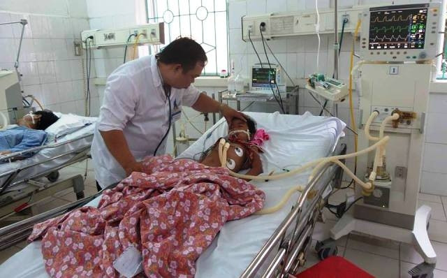 Bác sĩ Hoàng Văn Kiền đang kiểm tra sức khỏe cho em Lý Thị Mái.