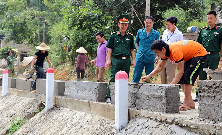 Cán bộ Ban Chỉ huy Quân sự huyện Kỳ Sơn (Hòa Bình) kiểm tra tiến độ thi công hoàn thiện con đường vào xóm Mè, xã Yên Quang.