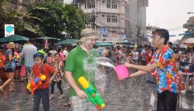 Du khách hào hứng tham gia lễ hội té nước trên phố Khao San.