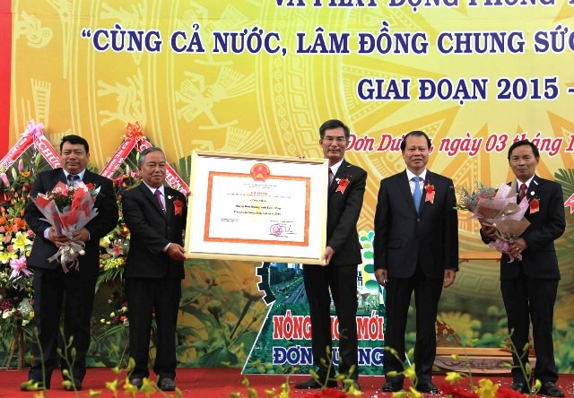 Phó Thủ tướng Vũ Văn Ninh trao Quyết định của Thủ tướng Chính phủ công nhận huyện nông thôn mới Đơn Dương.