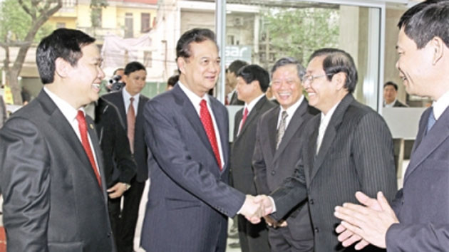 Thủ tướng Nguyễn Tấn Dũng với các đồng chí lãnh đạo Ban Kinh tế Trung ương. Ảnh: ĐỨC TÁM (TTXVN)