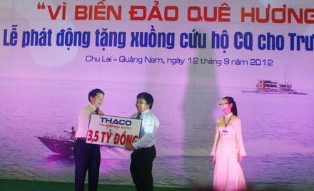 Tặng xuồng cứu hộ CQ cho Trường Sa