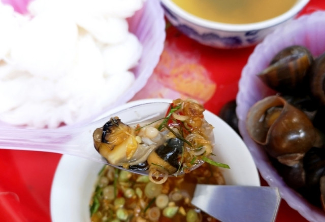 Hương vị cay nồng, chua, ngọt của nước chấm, ốc và bún kết hợp với nhau, tạo nên món ăn lạ mà ngon.