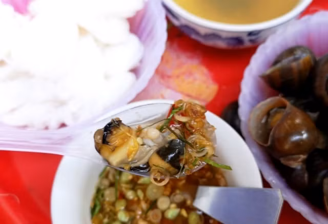 Hương vị cay nồng, chua, ngọt của nước chấm, ốc và bún kết hợp với nhau, tạo nên món ăn lạ mà ngon.