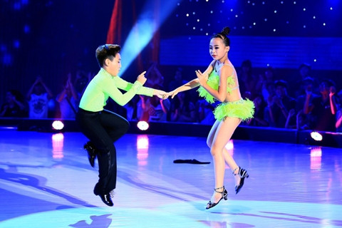 Cặp đôi dance sport đầy tài năng Tuấn Phong và Hương Giang tham gia biểu diễn trong chương trình. (Ảnh: Internet)