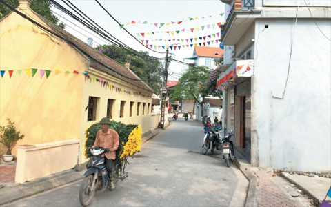 Đường làng Tây Tựu  được đổ bê-tông khang trang, sạch đẹp.