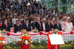 Mít-tinh, diễu binh, diễu hành trọng thể kỷ niệm 35 năm Ngày giải phóng hoàn toàn miền nam, thống nhất đất nước và ngày quốc tế lao động 1-5