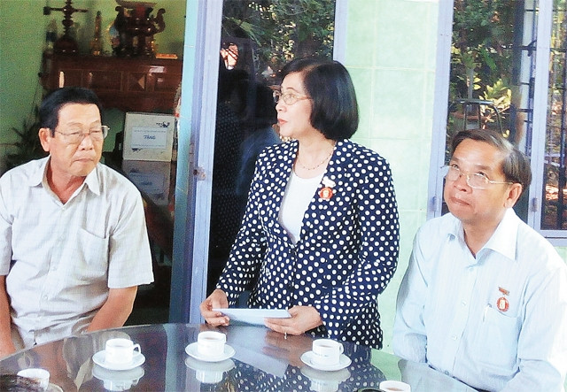 Phó Bí thư Thành ủy TP Hồ Chí Minh Nguyễn Thị Thu Hà thăm hỏi, tặng quà các gia đình chính sách tại xã Long Phước.