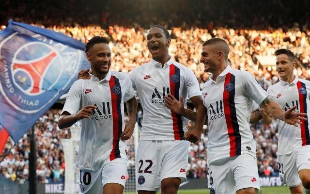 Neymar (bìa trái) đánh dấu ngày trở lại bằng bàn thắng quan trọng phút bù giờ, giúp PSG giành trọn ba điểm trước Strasbourg. (Ảnh: Reuters)