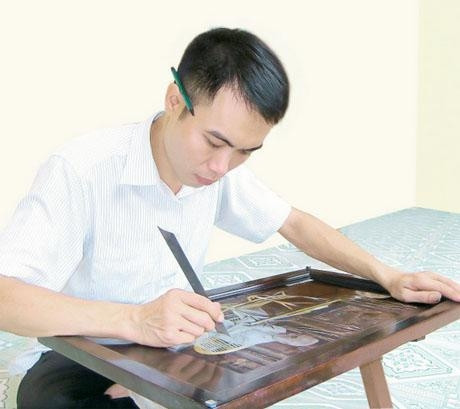 Nghệ nhân Nguyễn Văn Lăng đang hoàn thiện tác phẩm về Chủ tịch Hồ Chí Minh.