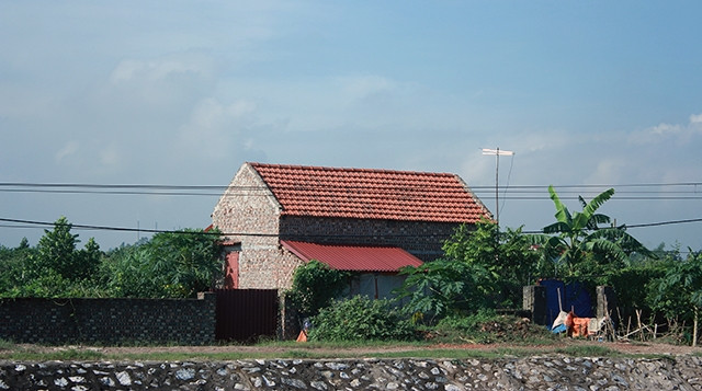 Nhà xây trái phép trên đất nông nghiệp ở xã Phú Thịnh, huyện Kim Ðộng.