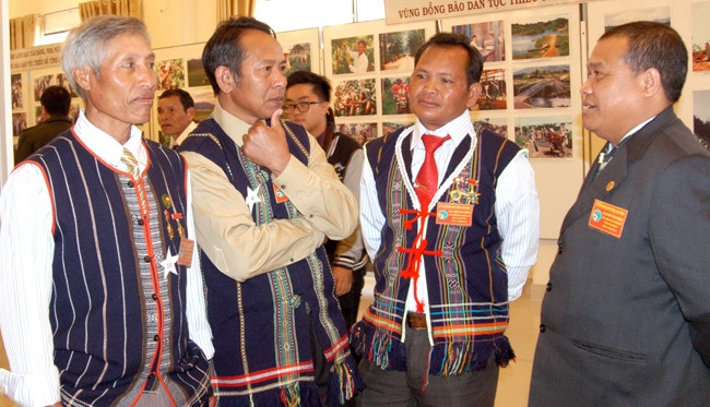 Các già làng ở Tây Nguyên là những người đóng góp tích cực vào sự nghiệp phát triển quê hương.