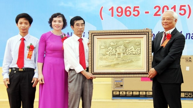 Phó Chủ tịch Quốc hội Uông Chu Lưu tặng quà cho nhà trường.