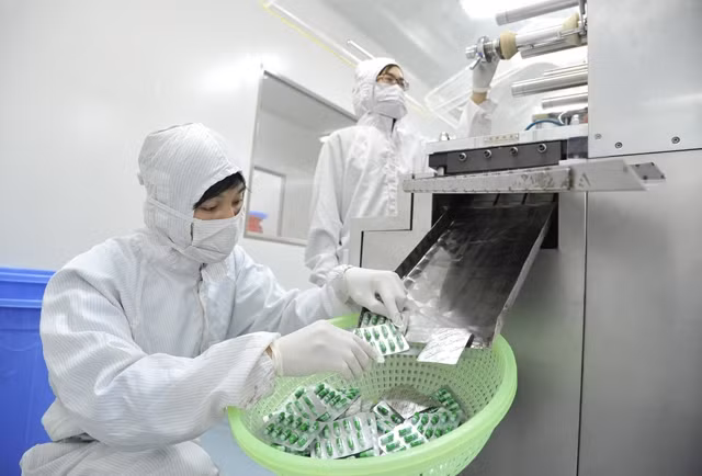 Để thực hiện hiệu quả quy định mới, cần bảo đảm có nhiều số đăng ký cho các thuốc generic ở nhóm 1, tạo sự cạnh tranh lành mạnh, đạt mục tiêu giảm giá thuốc. Trong ảnh: Sản xuất thuốc tại Công ty TNHH