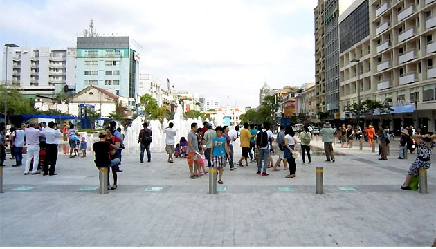 Khu vực có hệ thống phun nước, kết hợp với trình diễn ánh sáng được người dân tập trung đông nhất.