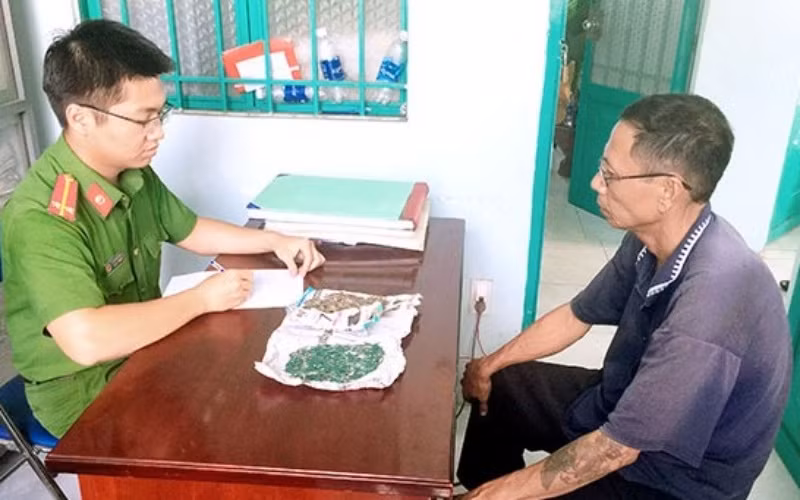 Công an phường Tam Phước làm việc với ông Hưng cùng tang vật.