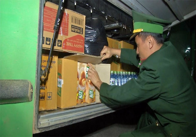 Hàng lậu bị lực lượng chức năng phát hiện và thu giữ.