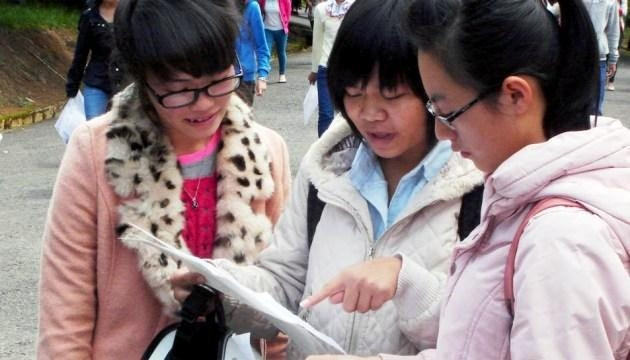 Thí sinh dự thi ĐH Đà Lạt xem lại kết quả môn thi đầu tiên.