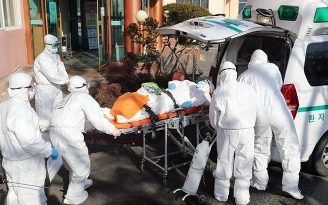 Cấp cứu một người mắc Covid-19 ở Hàn Quốc. Ảnh AP