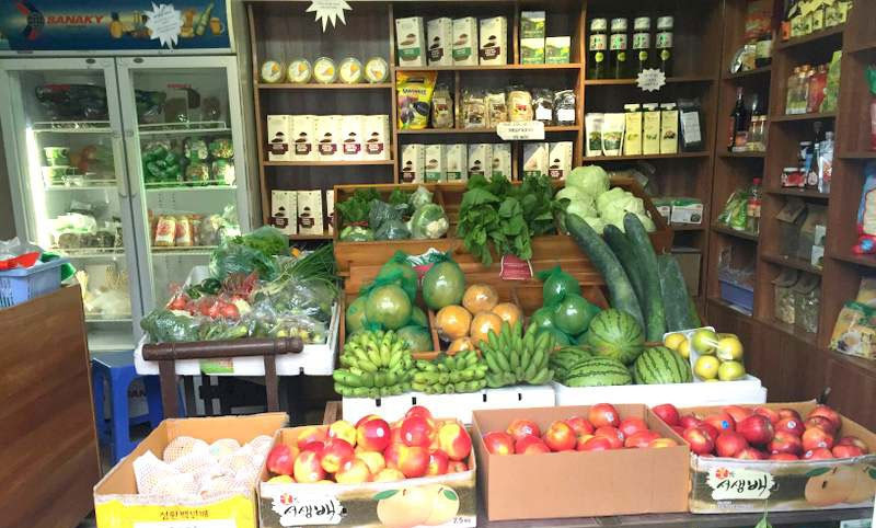 Một cửa hàng rau an toàn nằm trên phố Đông Tác, Hà Nội. Rau đều được dán tem ghi rõ nơi sản xuất và được cục bảo vệ thực vật chứng nhận là tuyệt đối an toàn với người sử dụng.