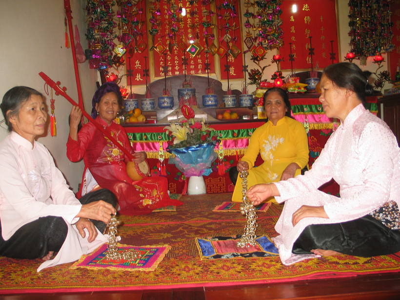 Các bà then tổ chức hát then mừng thọ gia chủ.
