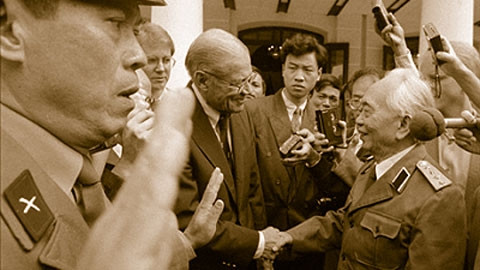 Cựu Bộ trưởng Quốc phòng Mỹ Robert McNamara bắt tay Đại tướng Võ Nguyên Giáp tại Hà Nội năm 1995. Ảnh: AP
