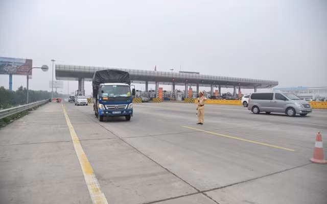 Các lái xe khi đi qua trạm thu phí sẽ được yêu cầu đi chậm, dừng xe vào làn an toàn để kiểm tra nồng độ cồn. (Ảnh: Cục CSGT)