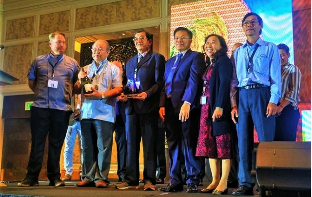 Phó Chủ tịch VINAFOOD Phạm Văn Hoàng, GS Võ Tòng Xuân, KS Hồ Quang Cua, KS Nguyễn Thị Thu Hương và TS Trần Tấn Phương trong lễ nhận giải Gạo ST24 là Gạo ngon nhất thế giới 2019.