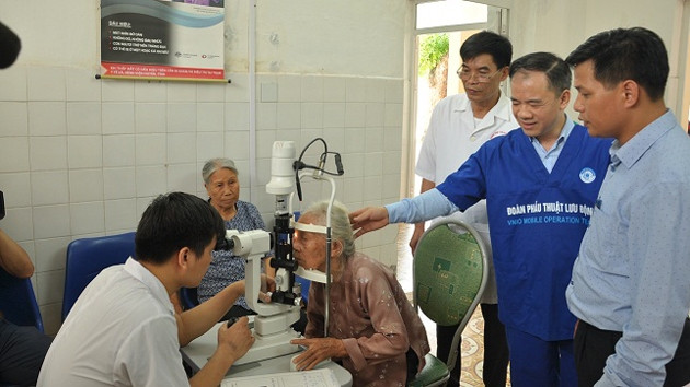 Thành lập những đội phẫu thuật lưu động đưa dịch vụ nhãn khoa tới người nghèo ở vùng sâu, vùng xa.