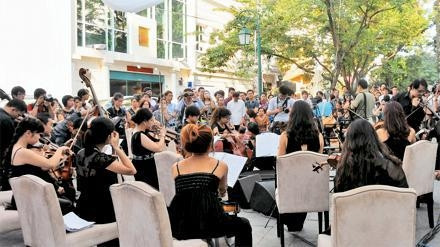 Các nghệ sĩ nhạc thính phòng biểu diễn tại ngã ba Lý Thái Tổ - Lý Ðạo Thành.