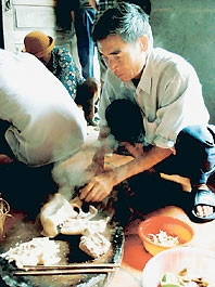 Đàn ông Cựu Tự luôn là người nấu cỗ.