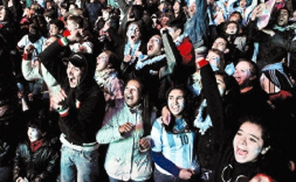 Hàng chục nghìn người dân đổ ra đường phố Thủ đô Bu-ê-nốt Ai-rét mừng chiến thắng của đội tuyển Ác-hen-ti-na.