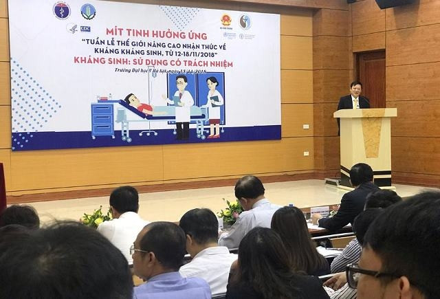 Thứ trưởng Y tế Nguyễn Viết Tiến phát biểu tại lễ mitting.