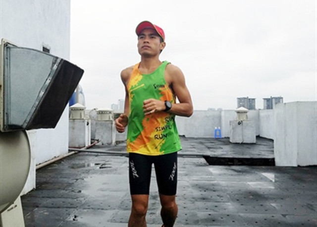 Runner Nguyễn Đạt, với thành tích chạy bộ hơn 42 km trên sân thượng chung cư, đang là một trong những tấm gương cổ vũ tinh thần rất lớn của chạy bộ tại nhà trên cộng đồng mạng.