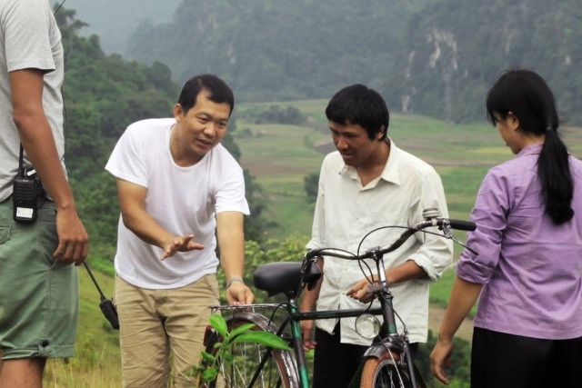 Đạo diễn Lương Đình Dũng chỉ đạo diễn xuất trong "Cha cõng con".