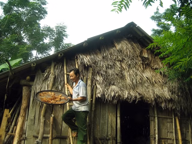 Mái nhà cũng là nơi anh Triệu Tiến Phát dùng để phơi nông sản, măng rừng.