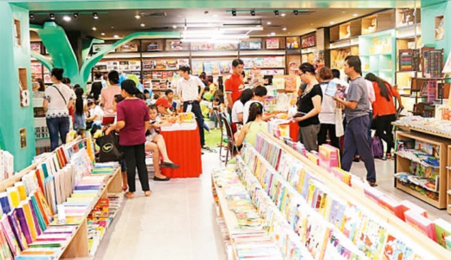 Bạn đọc tại một góc thành phố sách The Garden Mall (quận 5).