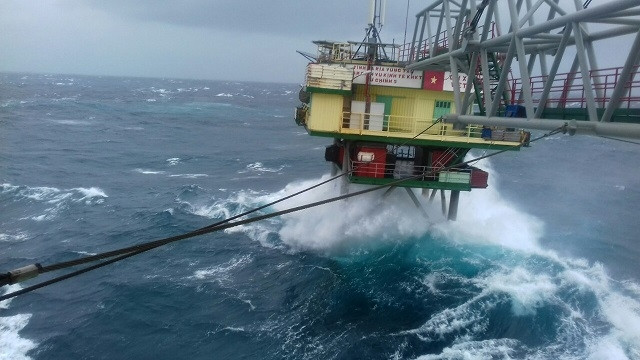 Bão biển ở nhà giàn.