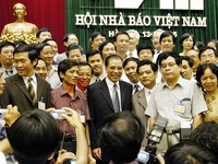 Tổng Bí thư Nông Đức Mạnh<br>gặp gỡ các nhà báo tại Đại hội.