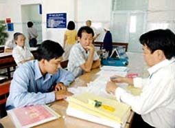 Người dân đang làm thủ tục công chứng. (Ảnh minh họa)