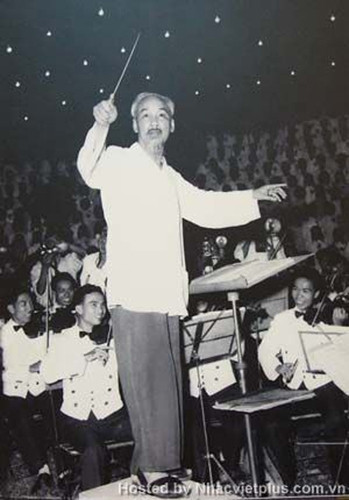 Bác bắt nhịp bài ca Kết đoàn. Ảnh: LÂM HỒNG LONG