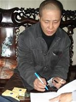 Ngọc xa lộ ký vào biên bản<br>bắt, khám xét.