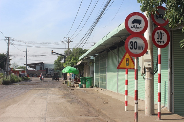 Biển cấm xe tải trên năm tấn được cắm ngay đầu vào đường Đinh Quang Ân.