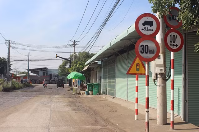 Biển cấm xe tải trên năm tấn được cắm ngay đầu vào đường Đinh Quang Ân.