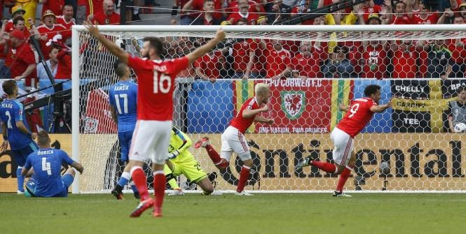 Các cầu thủ xứ Wales ăn mừng bàn thắng của Robson Kanu. (Ảnh: Reuters).